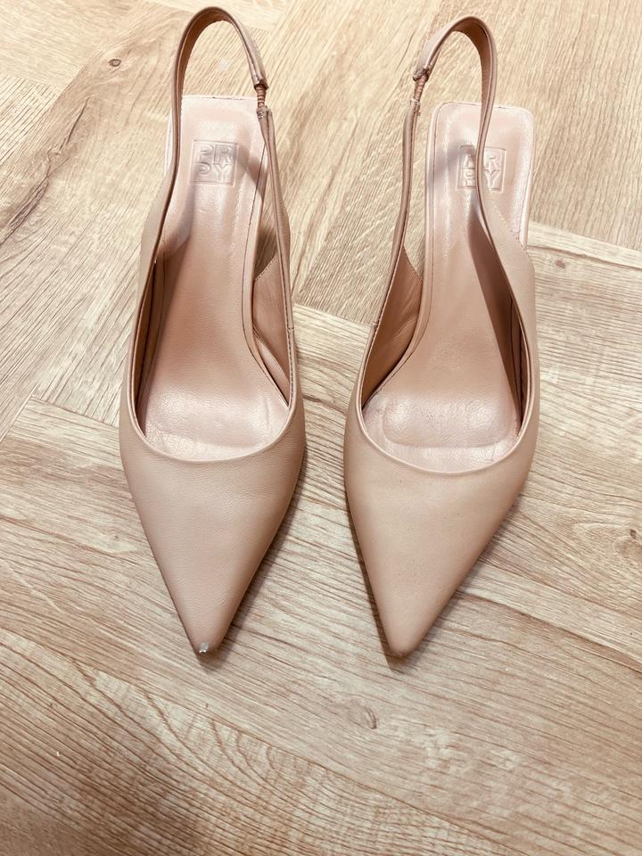 Бежевые босоножки