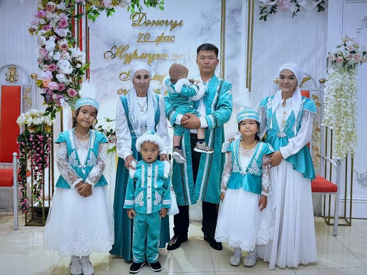 Национальные наряды для мамы и 4 детей