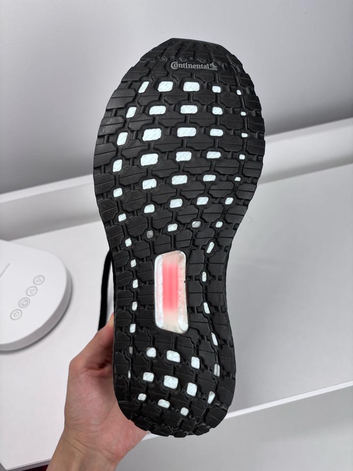 Кроссовки adidas для женщин и мужчин