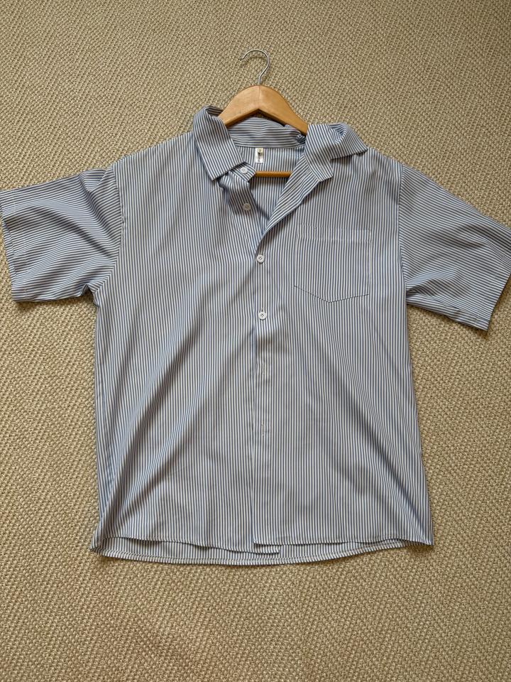 Рубашка в голубую полоску