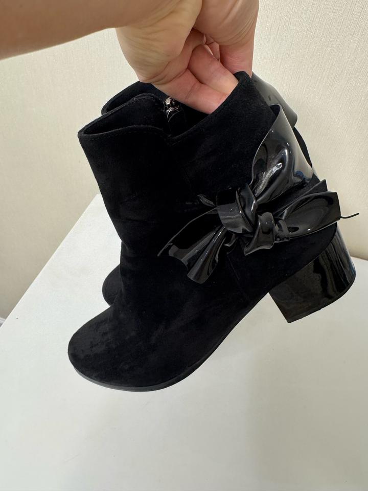 Замшевая ботинка на устойчивом каблуке