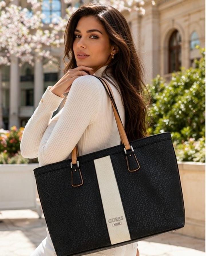 Оригинальная сумка GuessПокупалась в официальном магазине Guess в Мадриде