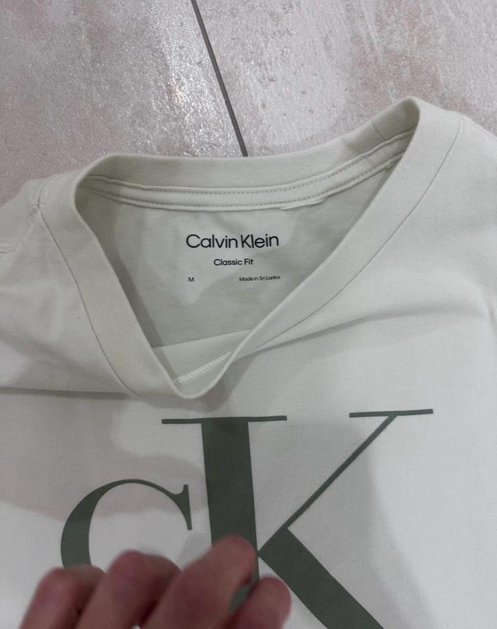 Продам футболку Calvin Klein
