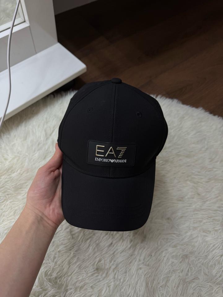 Кепка от Armani