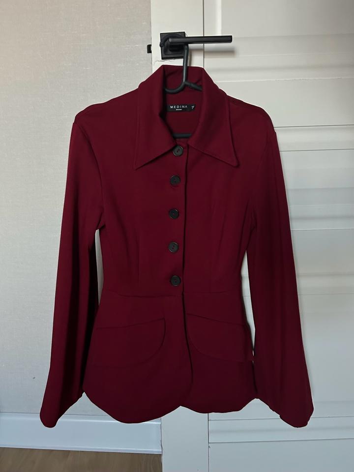 Бордовый пиджак