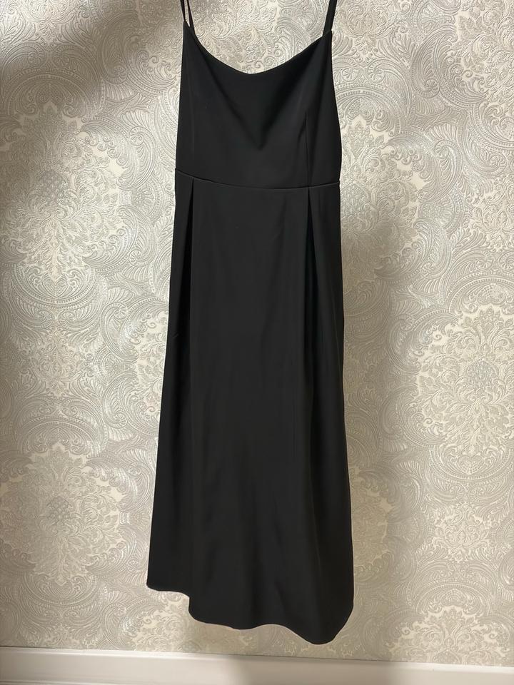 Чёрное платье на бретелях