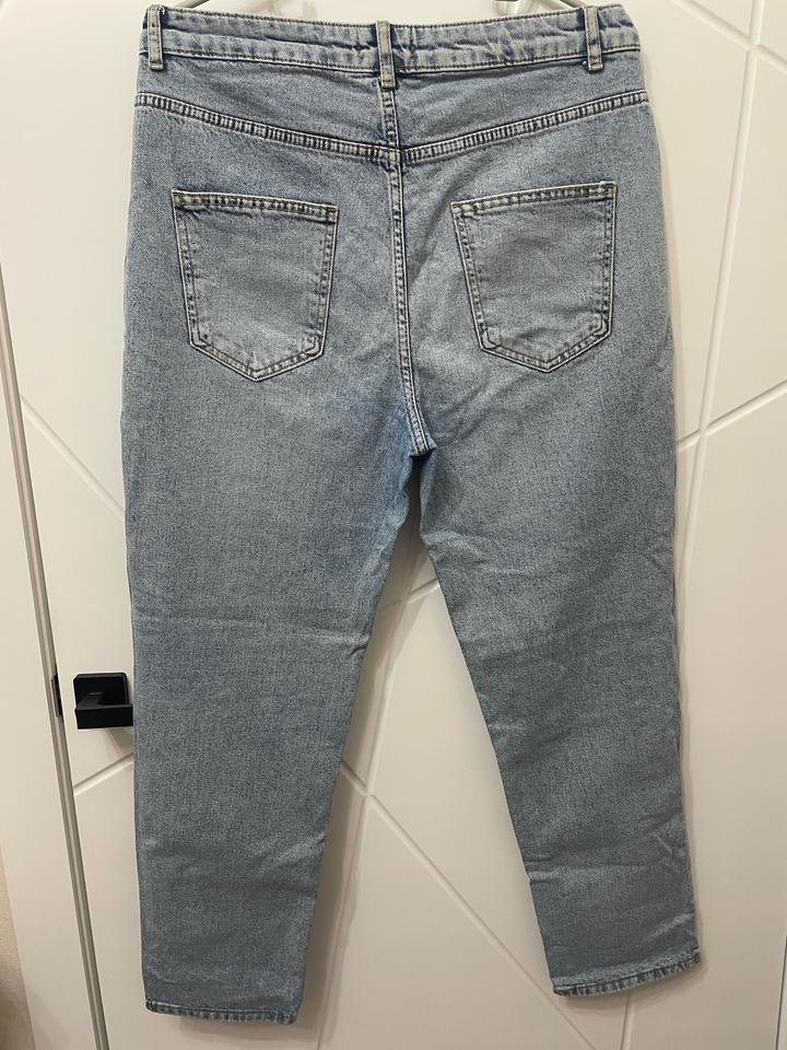 Светлые джинсы moms