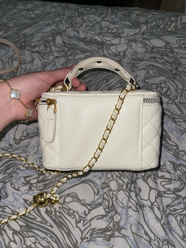 Белая сумочка под шанель