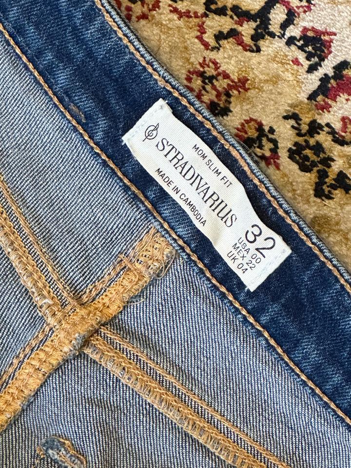 Синие джинсы Stradivarius