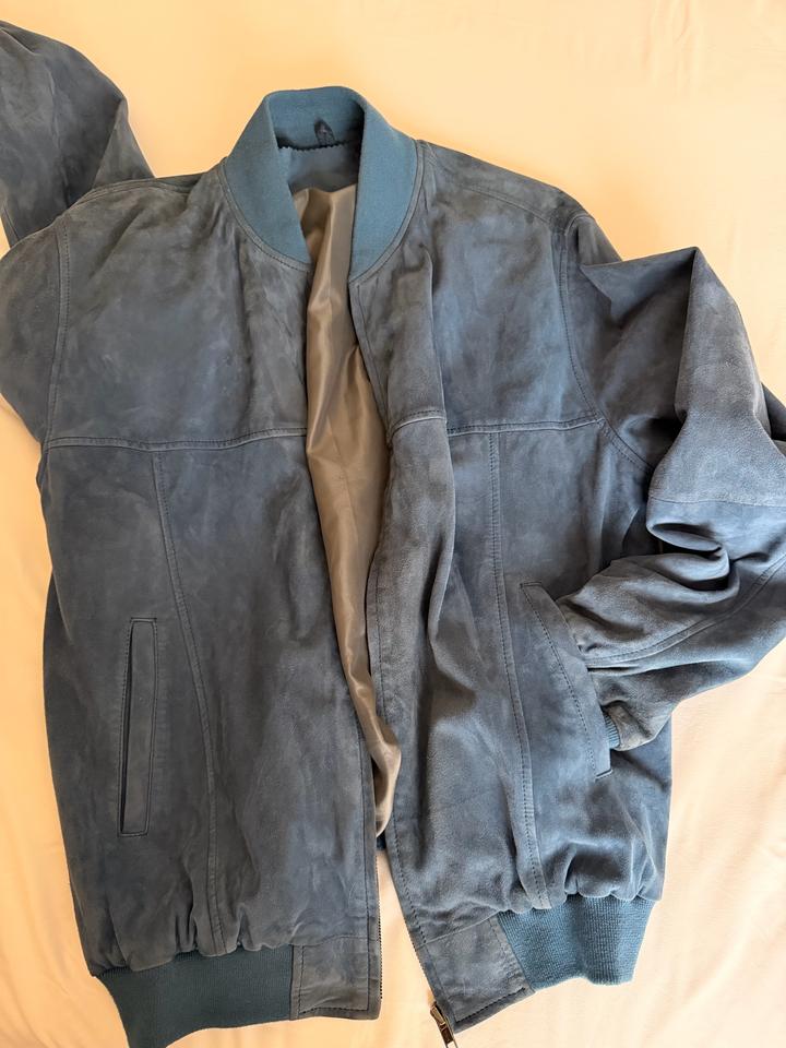 Бомбер из натуральной замши