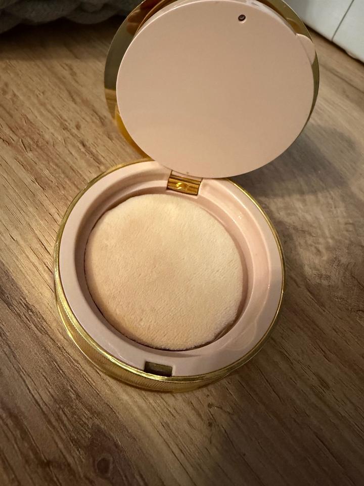 Gucci powder