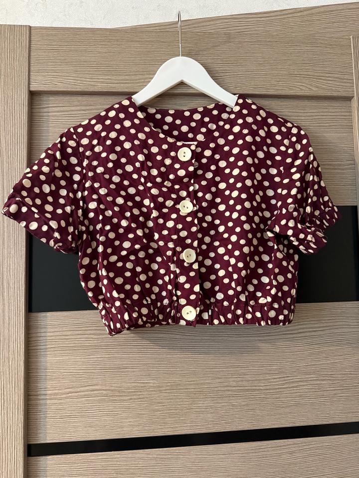 Бордовая блуза с коротким рукавом в горох