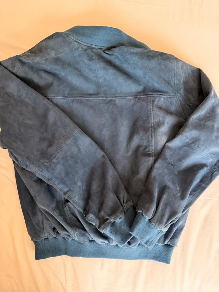 Бомбер из натуральной замши