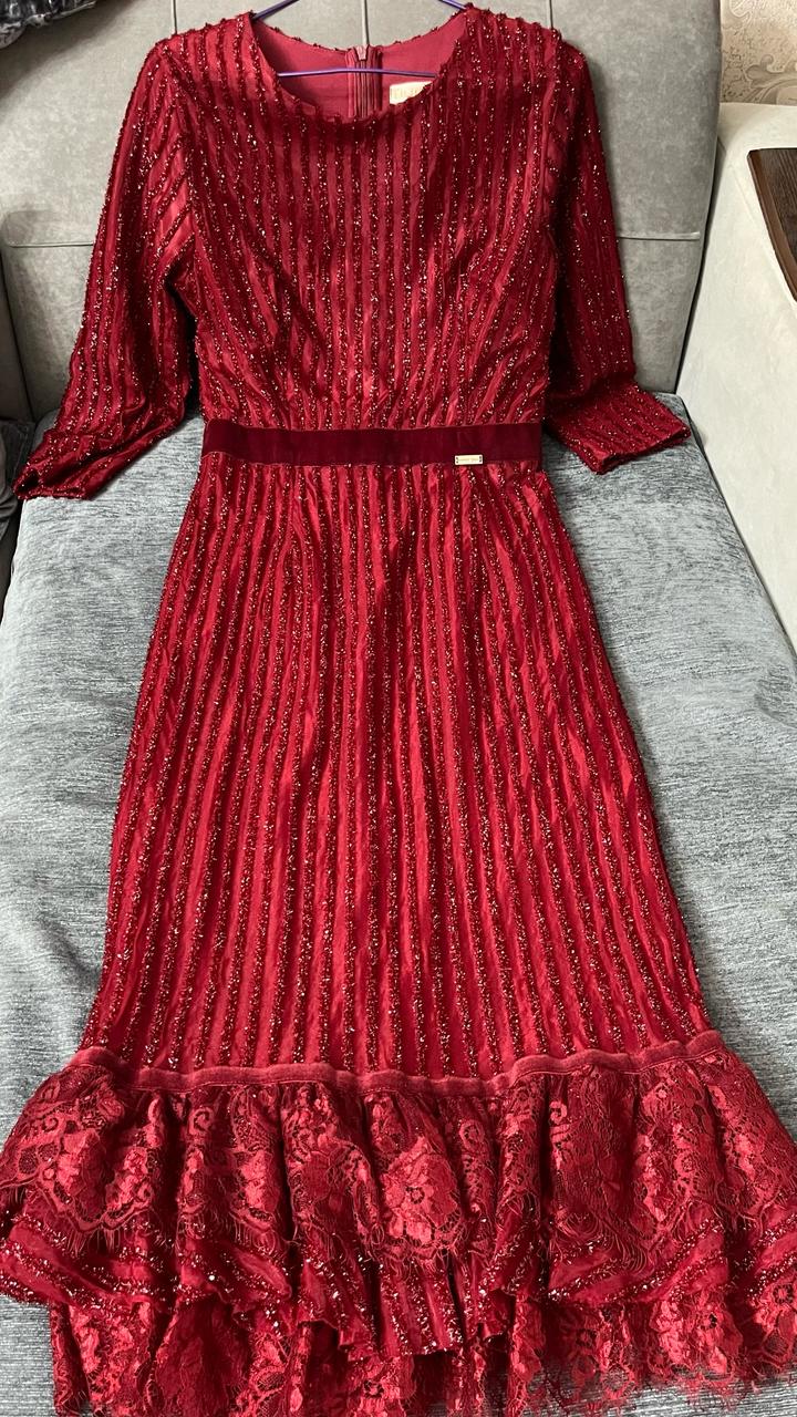 Бордовое платье