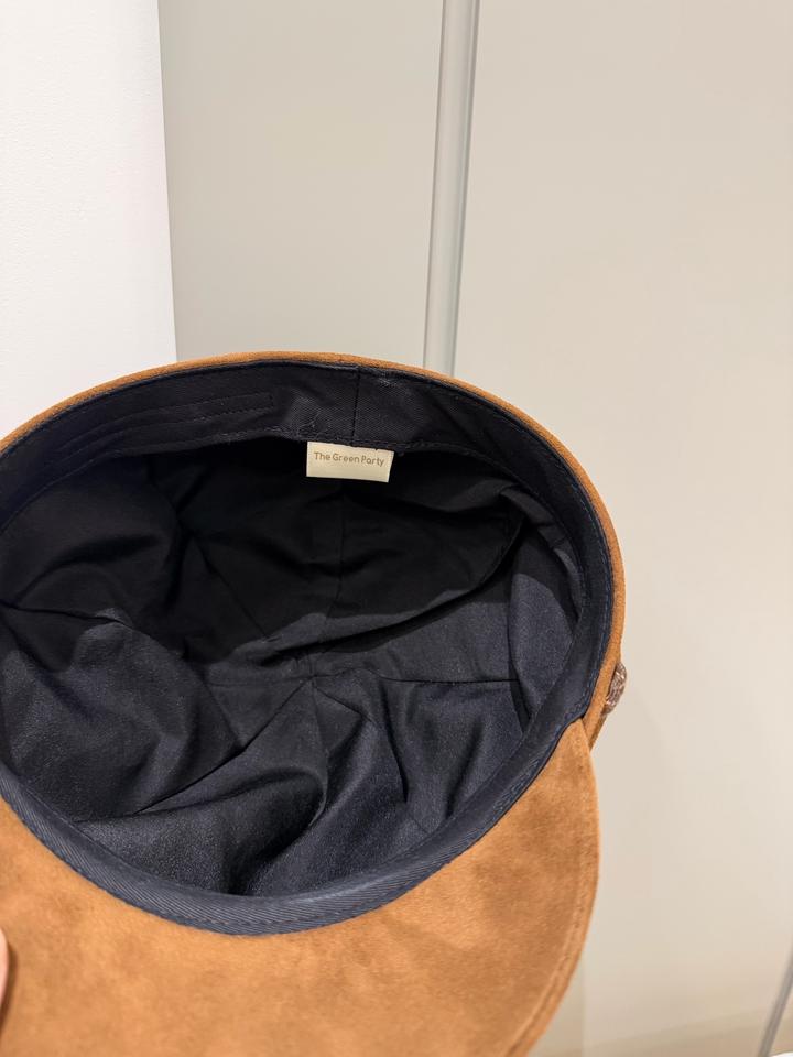 Коричневая шапка с кошачьими ушками