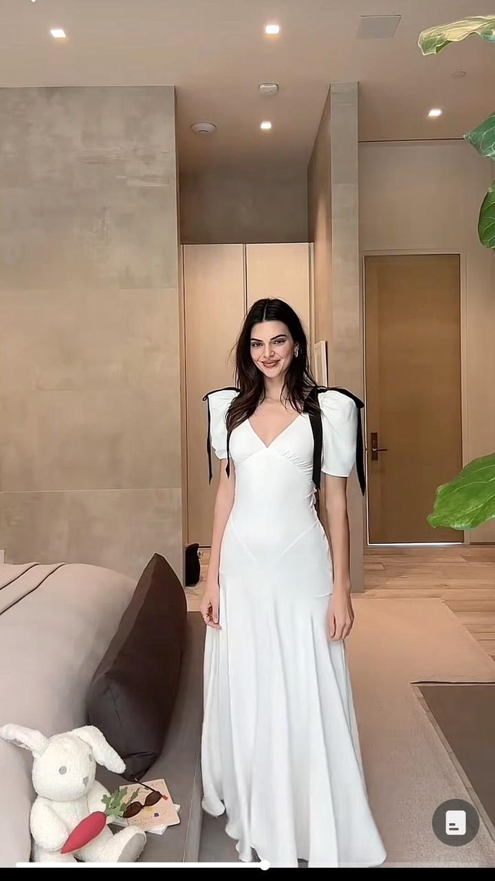 Белое платье Кендалл Дженнер