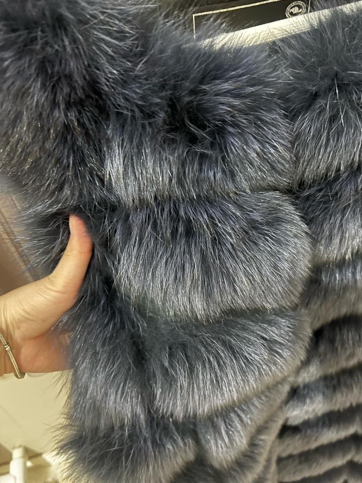 Қою көк жилетка