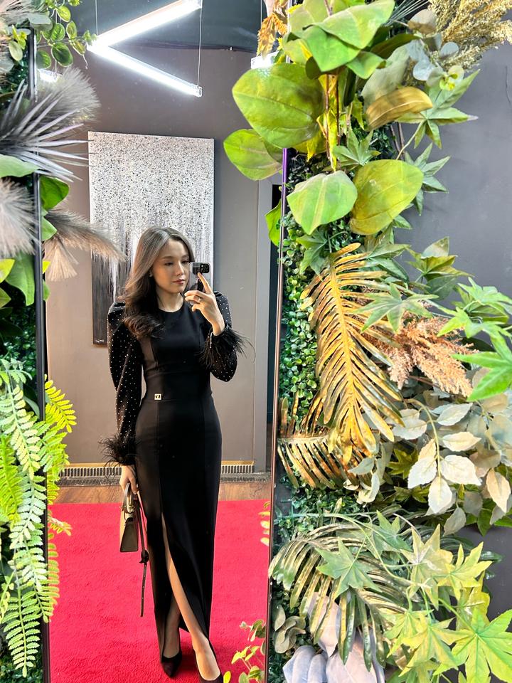 Вечернее черное платье с перьями и с стразами