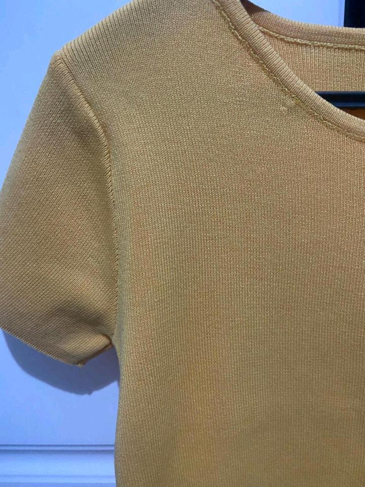 Базовая горчичная футболка в рубчик