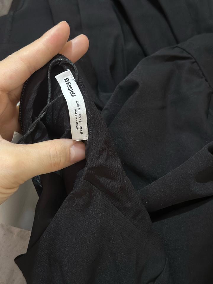 Чёрное мини-платье Bershka