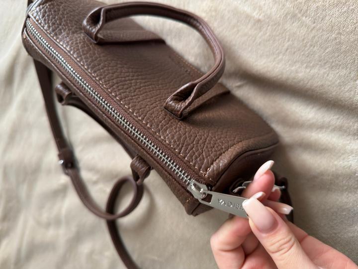 коричневая сумка бочонок с ремнем