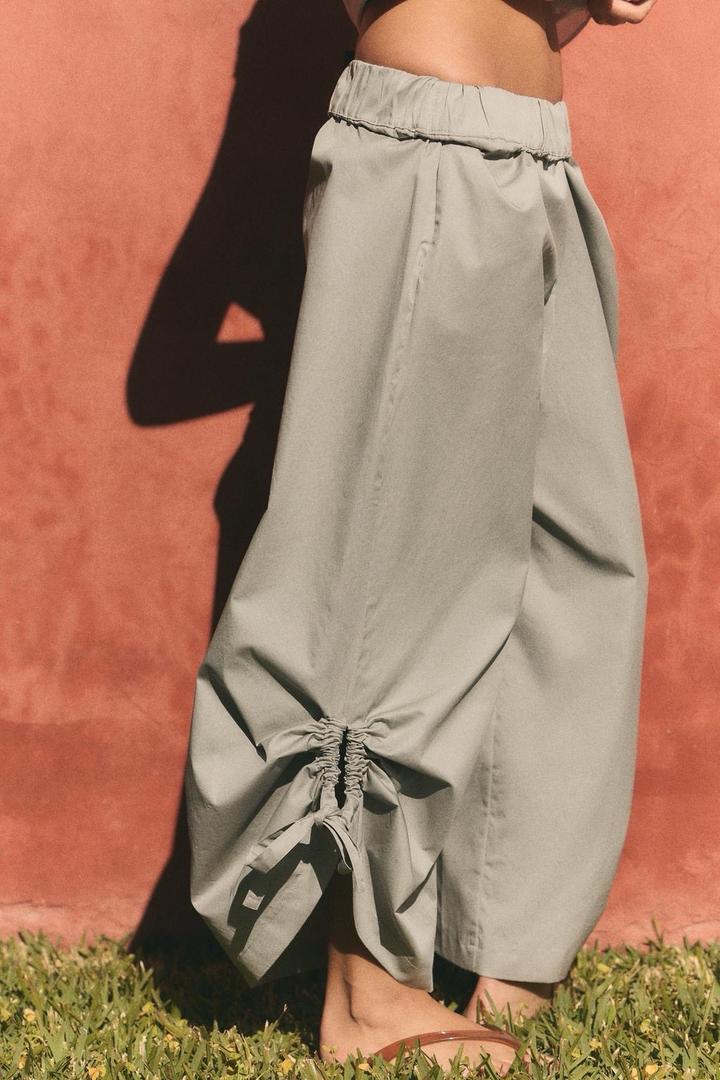 Сероватые брюки от Zara