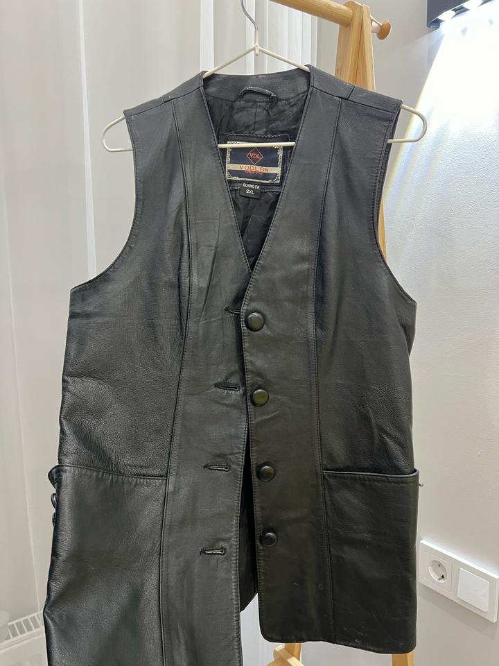 Кожаная винтажная жилетка