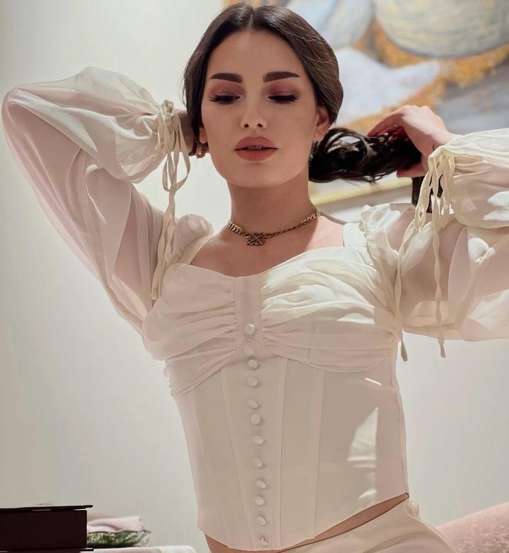 Эффектный корсетный топ и трендовая юбка