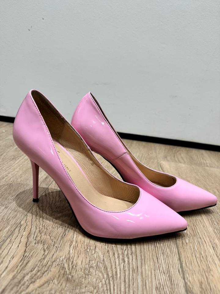 Розовые лакированные туфли