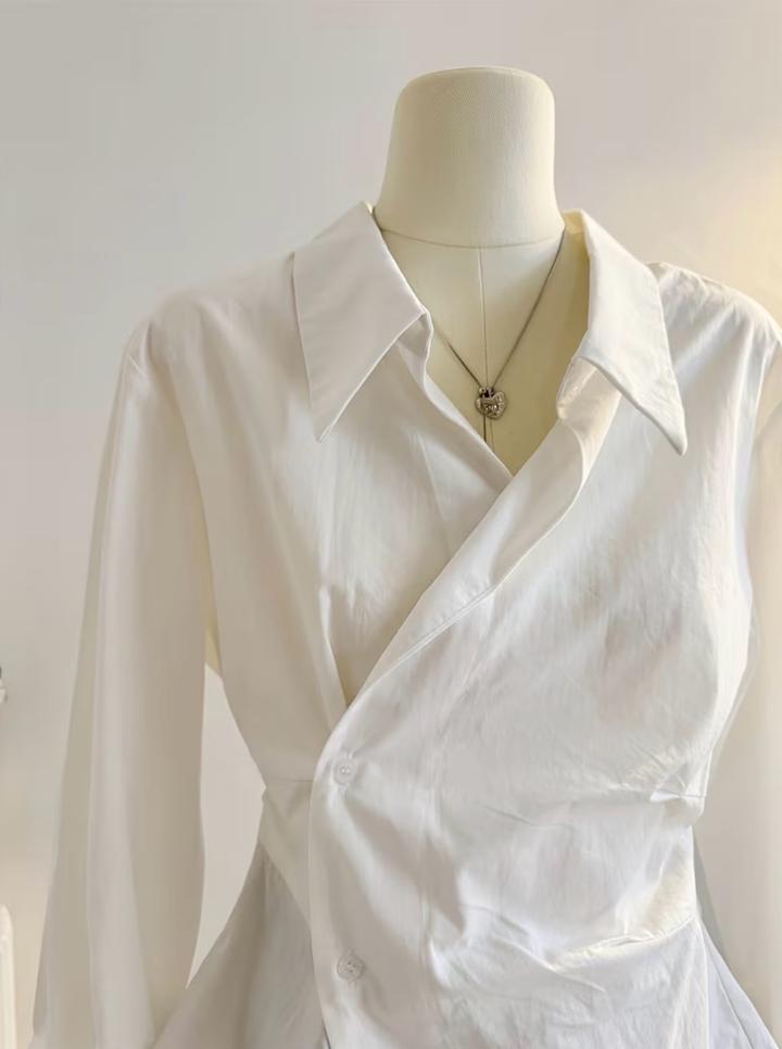 Белая рубашка с длинным рукавом