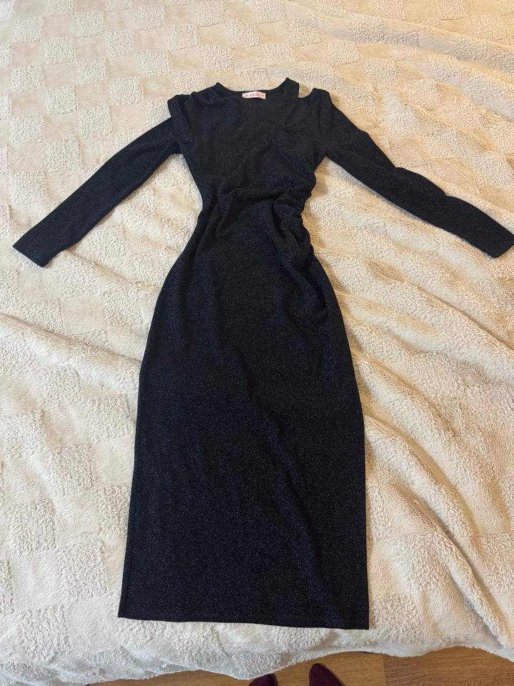 Черное обтягивающие платье миди с разрезом