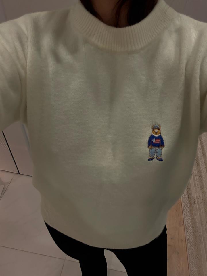 Белый свитер с вышивкой мишки