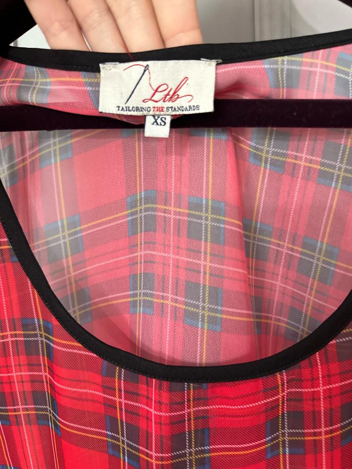 майка-топ и сетчатой полупрозрачной ткани