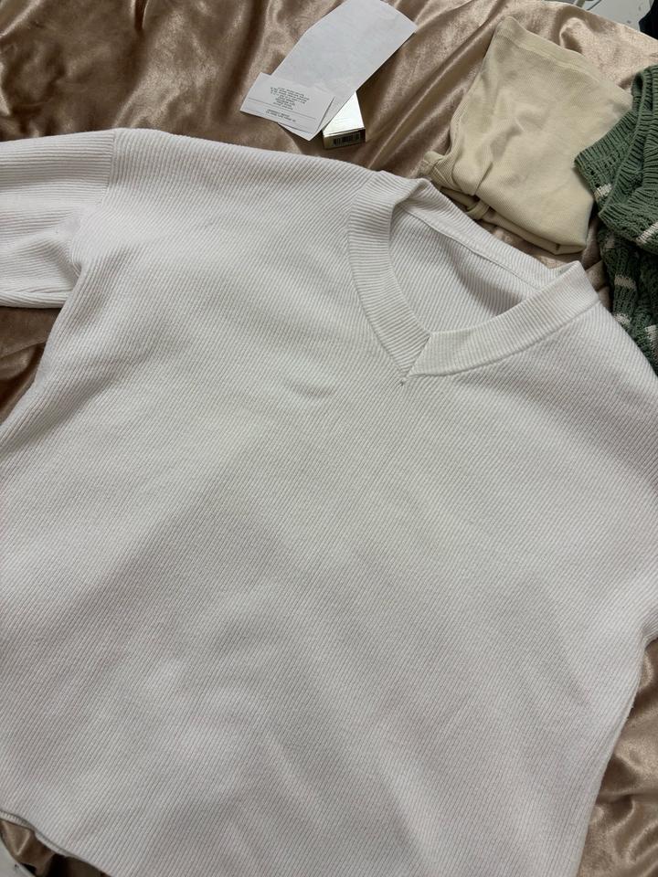 Белый свитер