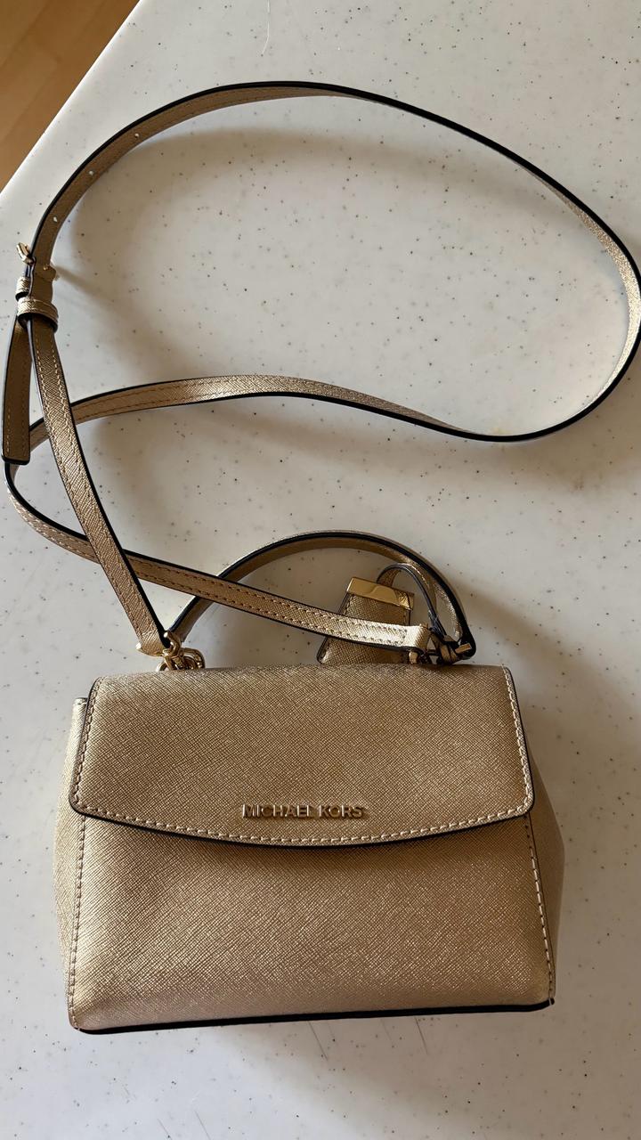 Золотистая сумка Michael Kors