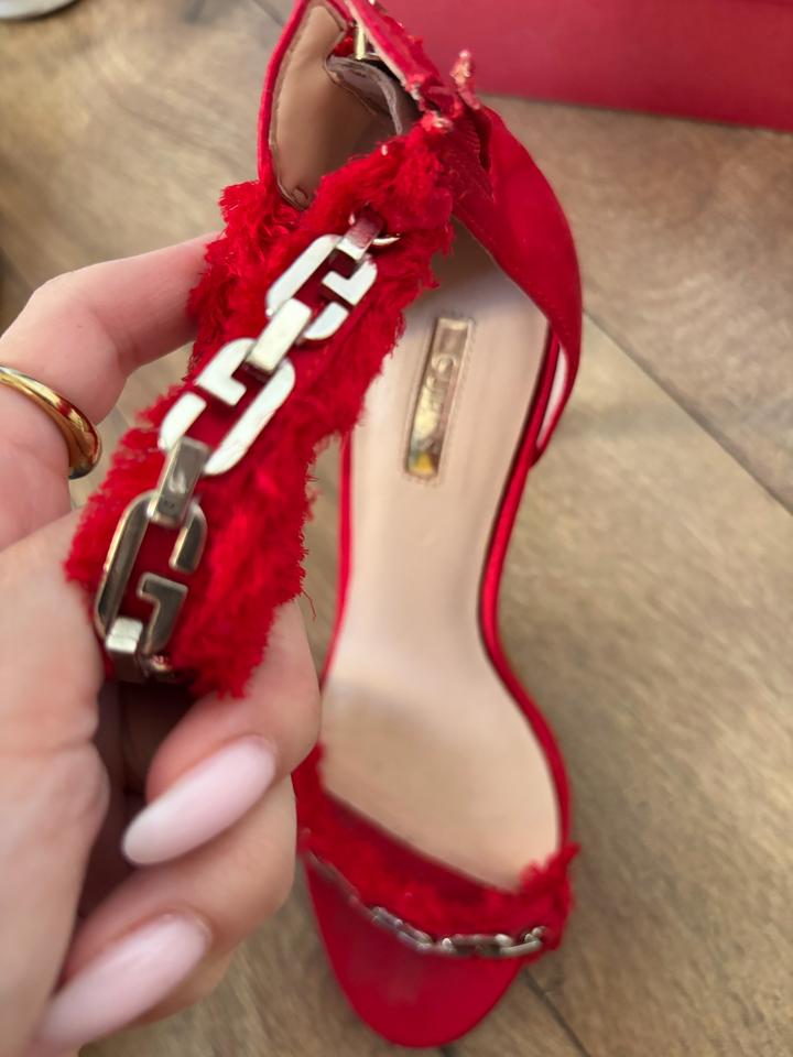 Босоножки Guess