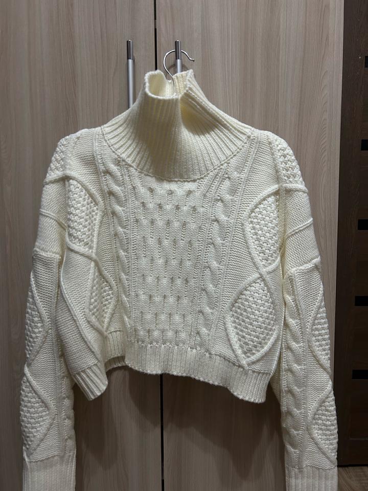 Свитер водолазка укароченный