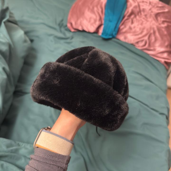 Пушистая бини шапка
