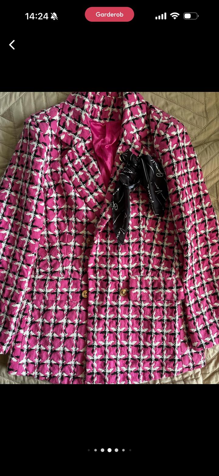 Твидовый костюм в отличном состоянии. Покупала дорого для фотосессии