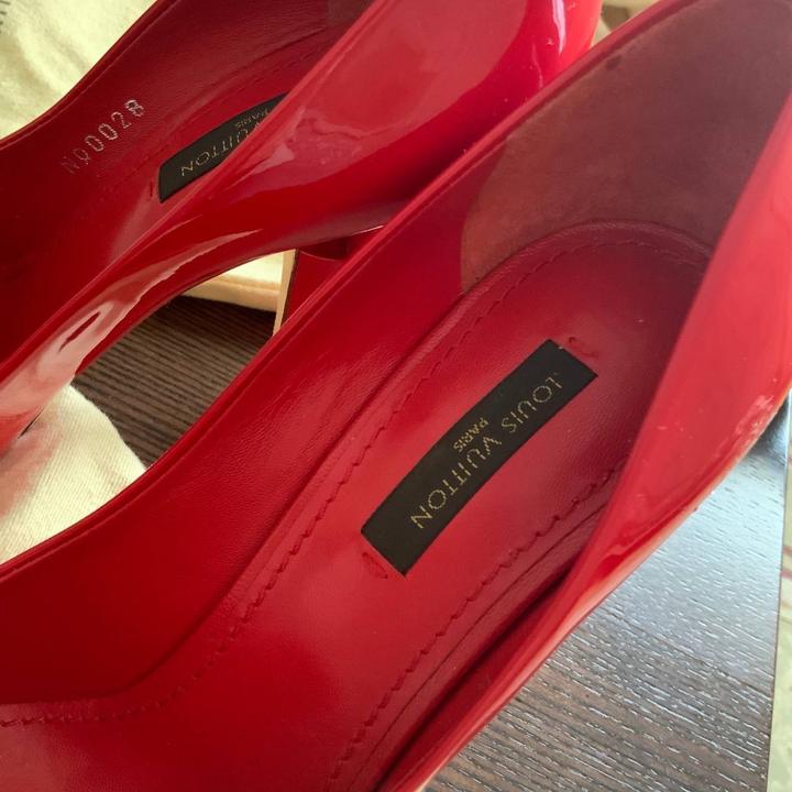 Красные лаковые туфли Louis Vuitton