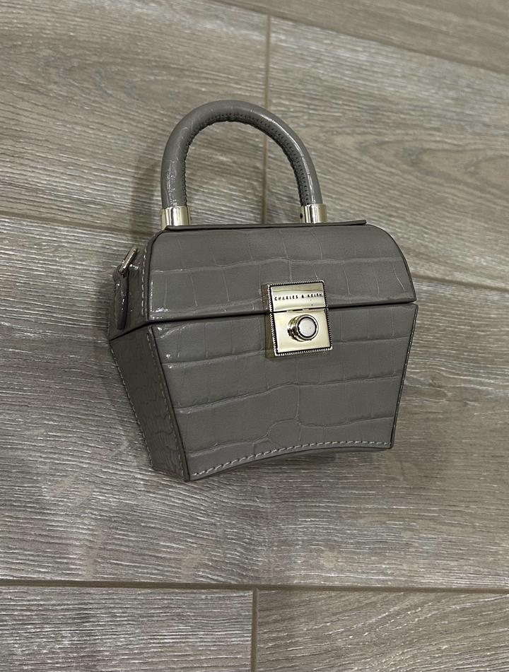 Мини-сумка Charles & Keith серого цвета