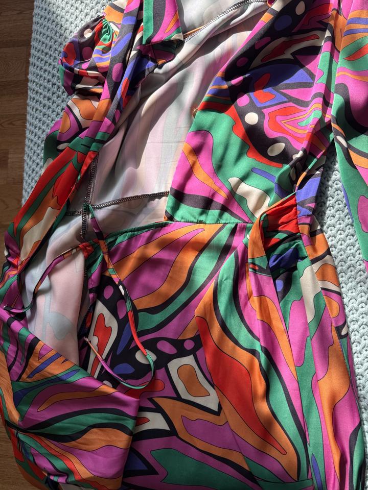 Яркое нарядное платье