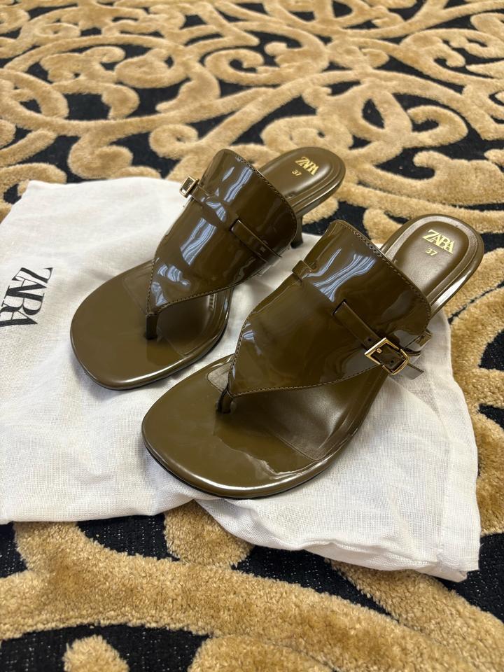 САНДАЛИИ НА КАБЛУКЕ СПРЯЖКОЙ