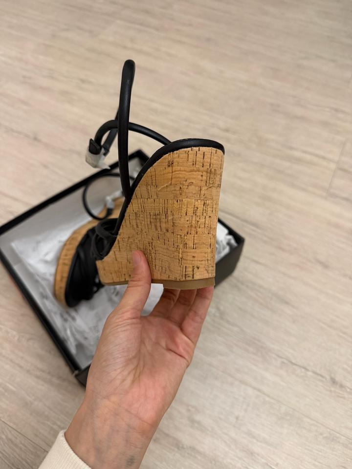 Женские босоножки