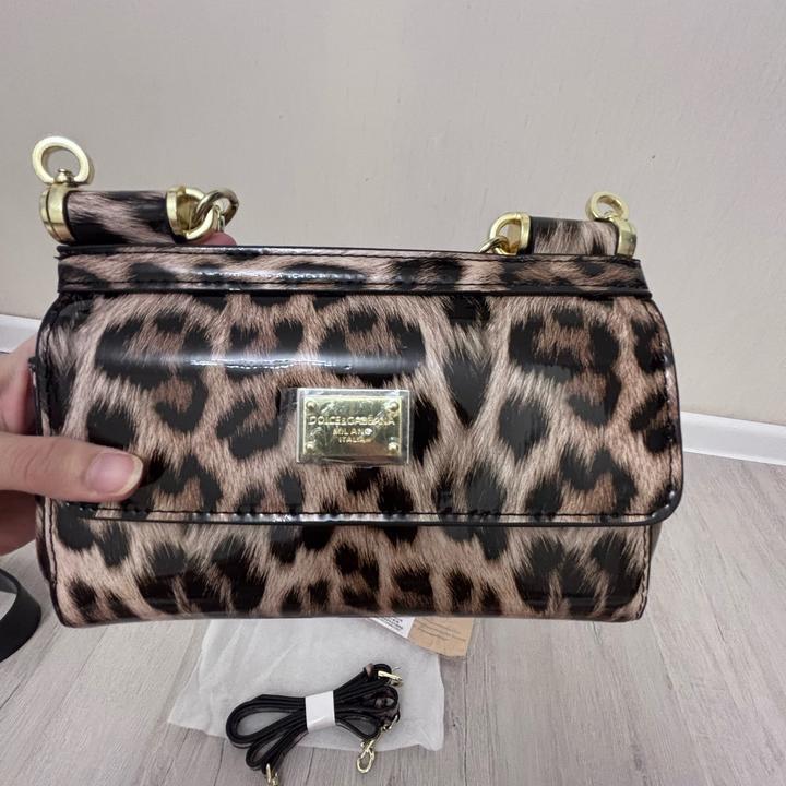 Мини-сумка от Dolce & Gabbana в лаковой коричневой коже