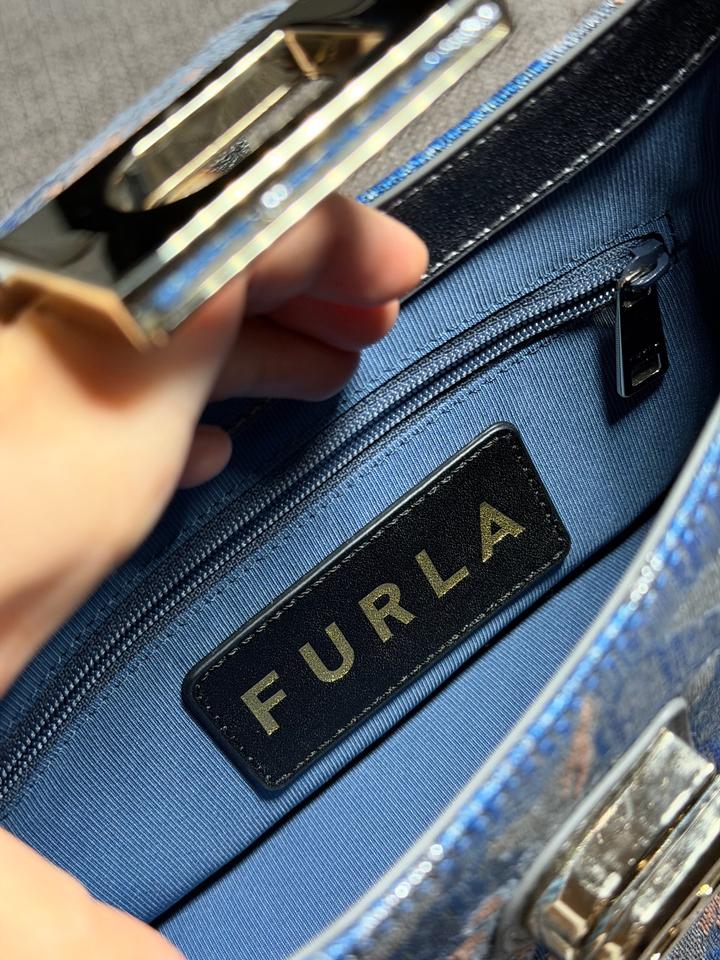 сумочка от бренда Furla
