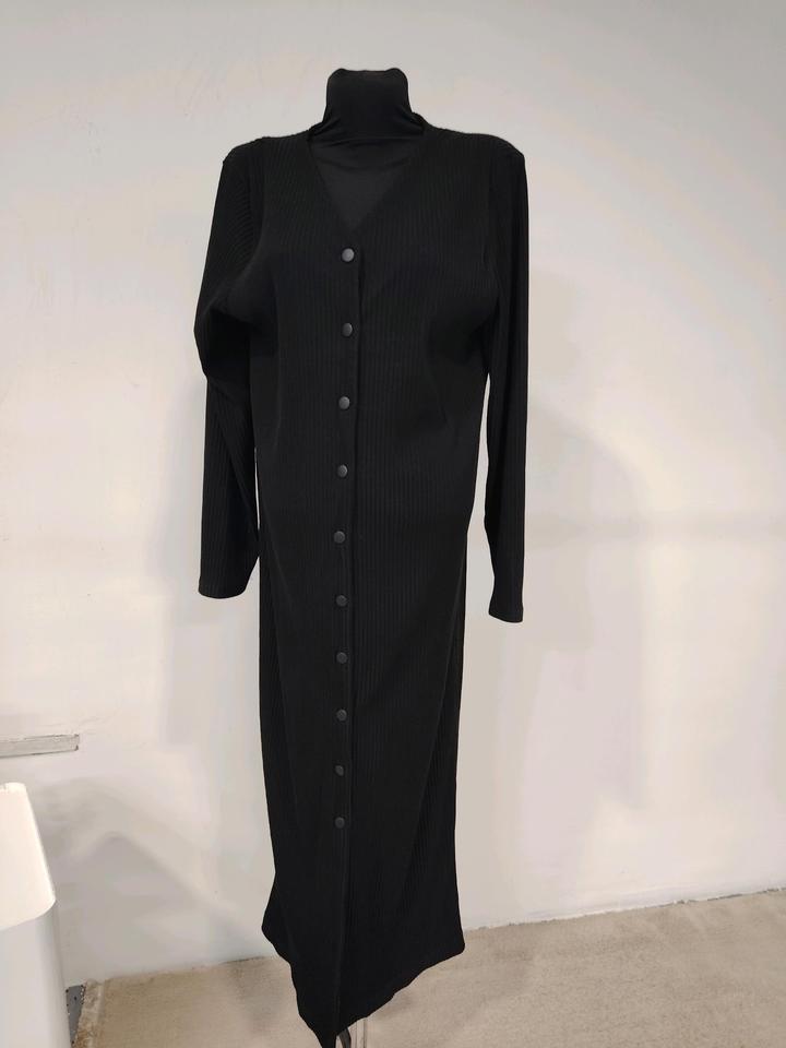 Платье трикотажное на клепках.