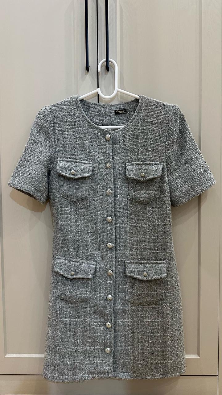 Серое платье в стиле шанель