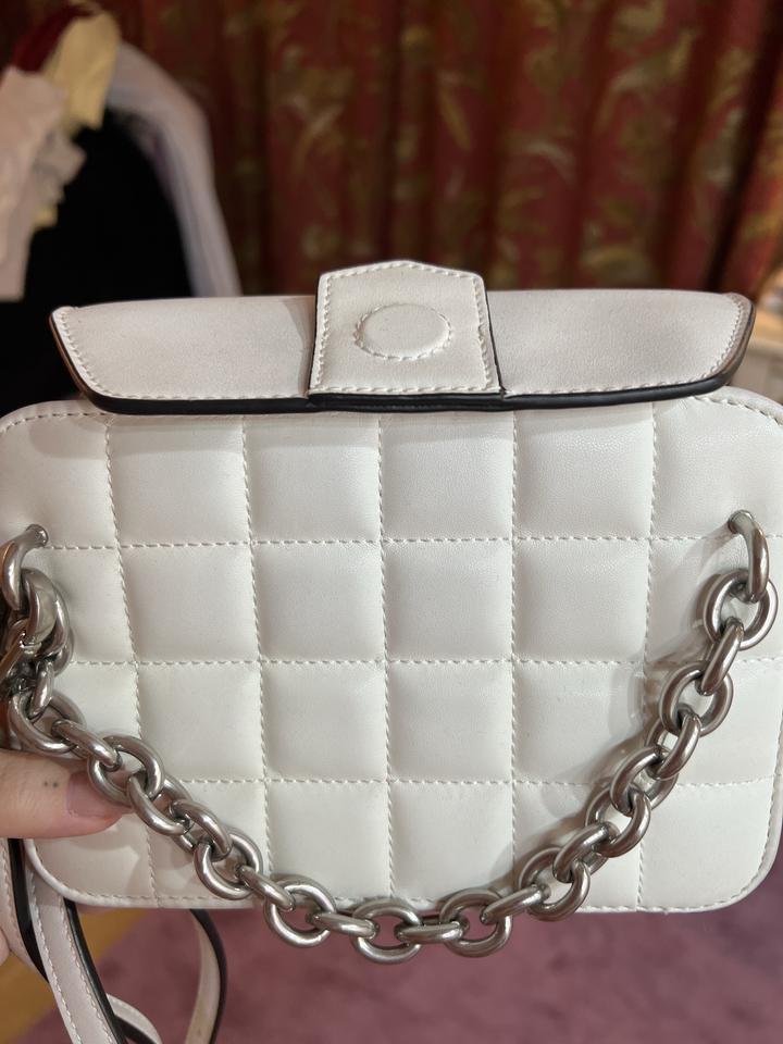 Белая сумка Charles & Keith