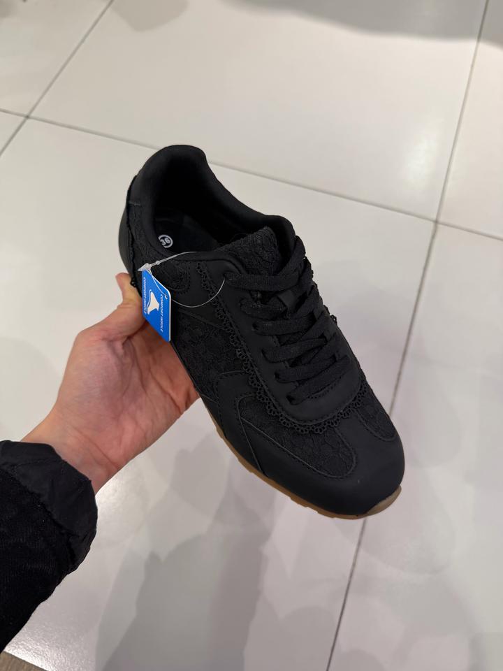 Кроссовки женские